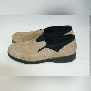 Clarks Women's Size 8M Suede Slip on Comfort Loafers Shoes Tan